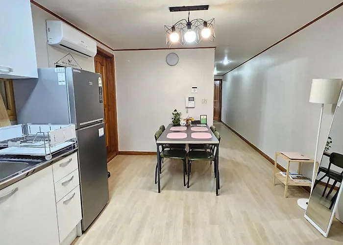 Hongdae#yonsei Univ#sinchon#2br With Elevator#4min From Shinchon Station Line 2 *