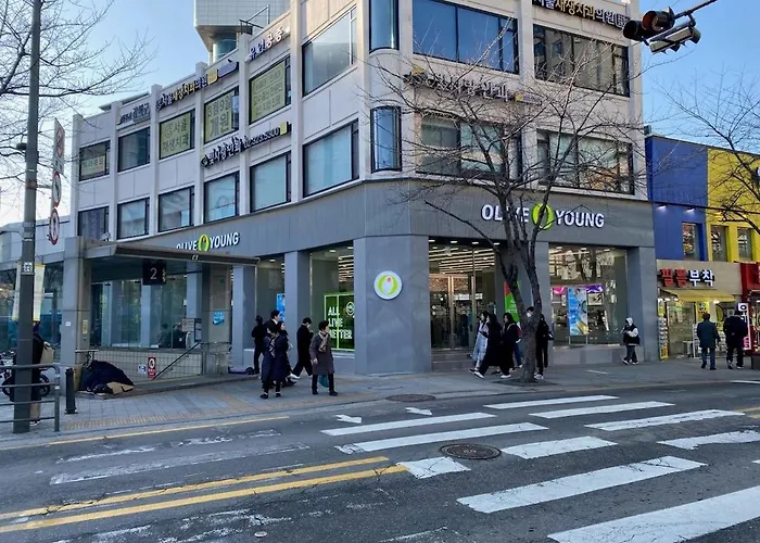 Hongdae#yonsei Univ#sinchon#2br With Elevator#4min From Shinchon Station Line 2 *