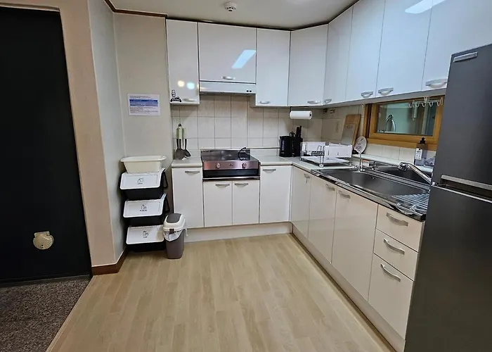 Hongdae#yonsei Univ#sinchon#2br With Elevator#4min From Shinchon Station Line 2 *